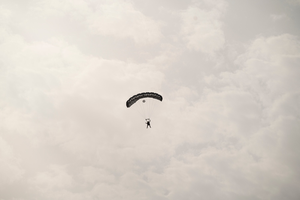 USAF PJs jump with French paratroopers