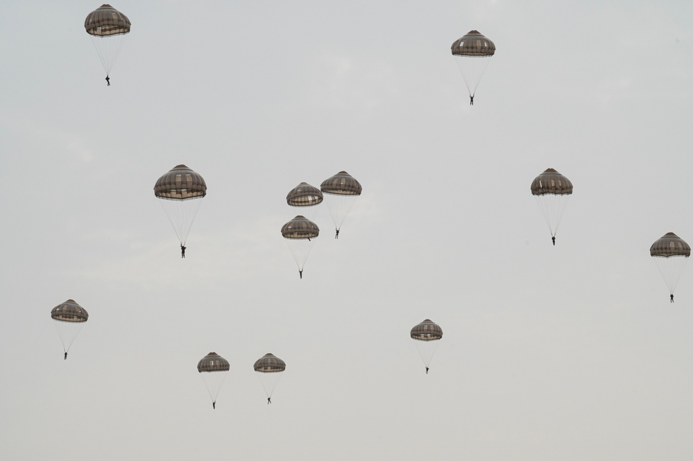 USAF PJs jump with French paratroopers