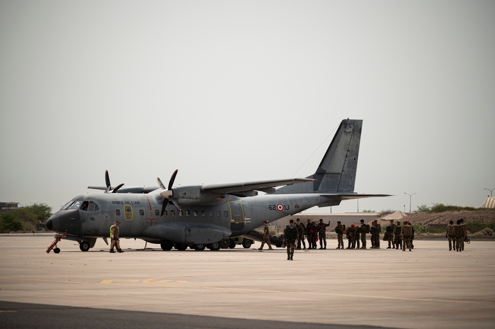 USAF PJs jump with French paratroopers