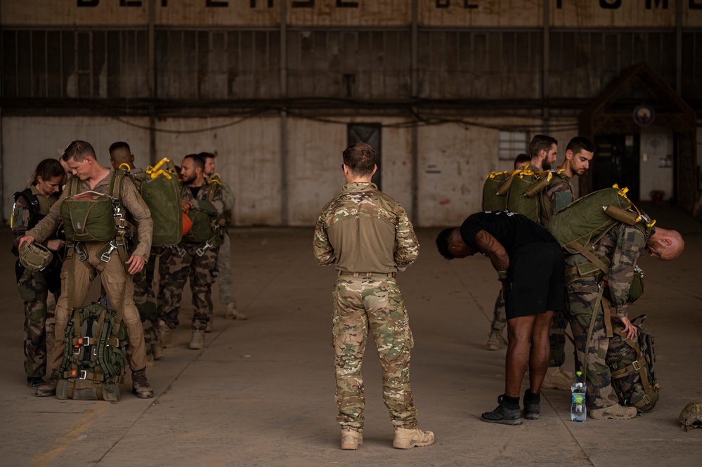 USAF PJs jump with French paratroopers