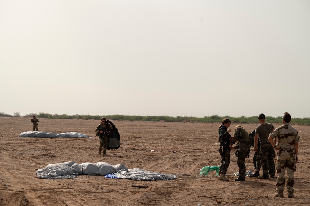 USAF PJs jump with French paratroopers