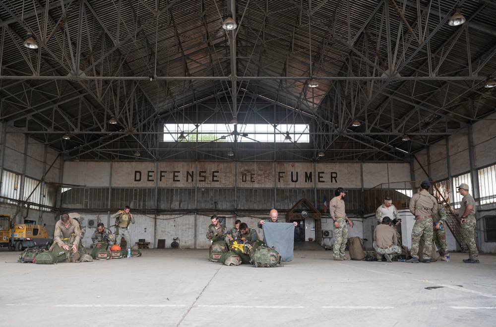 USAF PJs jump with French paratroopers