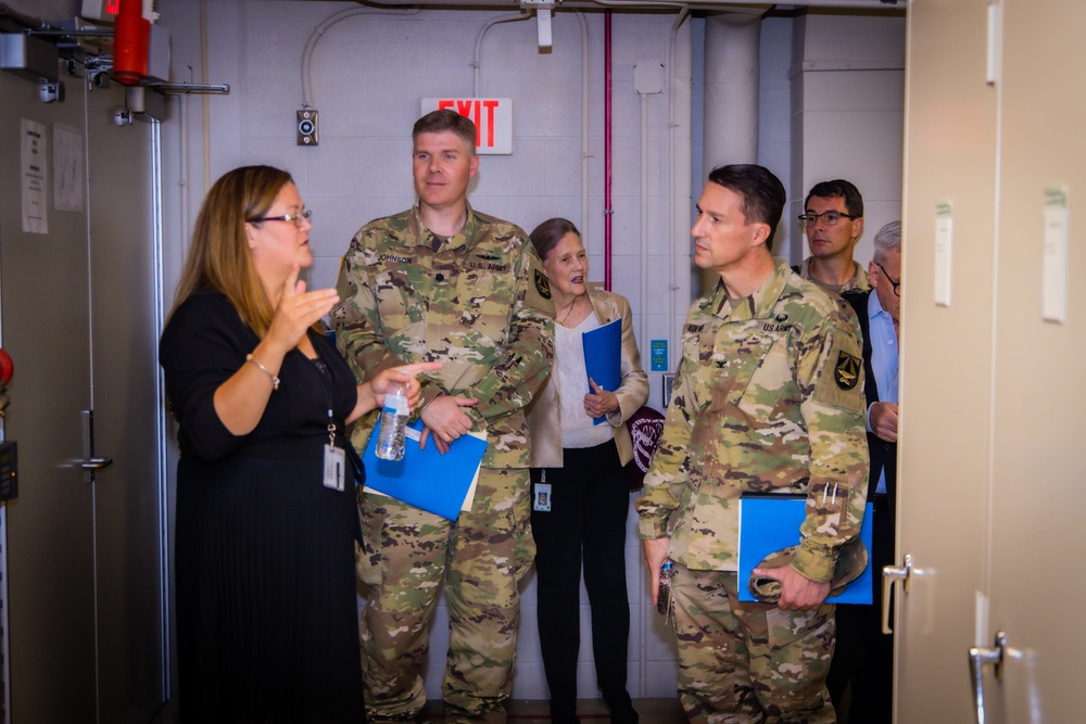 WRAIR leaders meet with key leaders at  Smithsonian