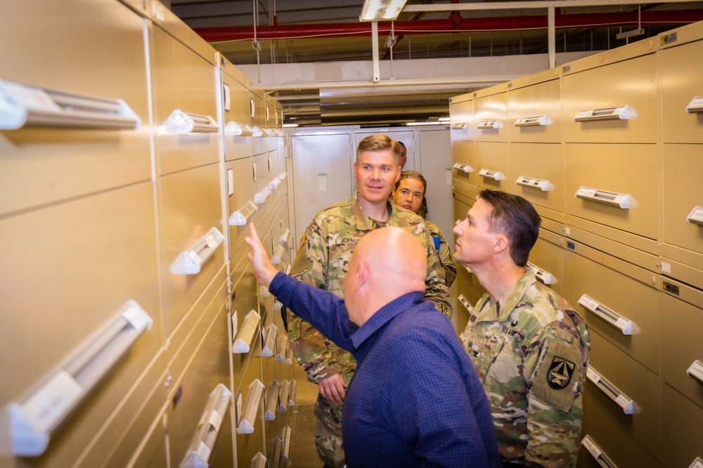 WRAIR leaders meet with key leaders at  Smithsonian