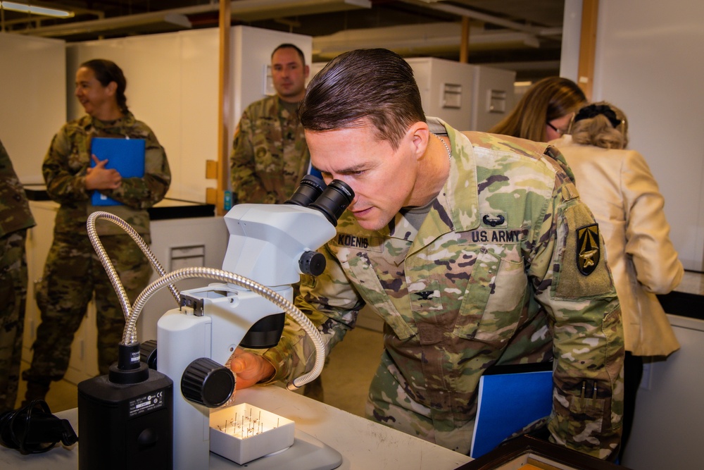 WRAIR leaders meet with key leaders at  Smithsonian