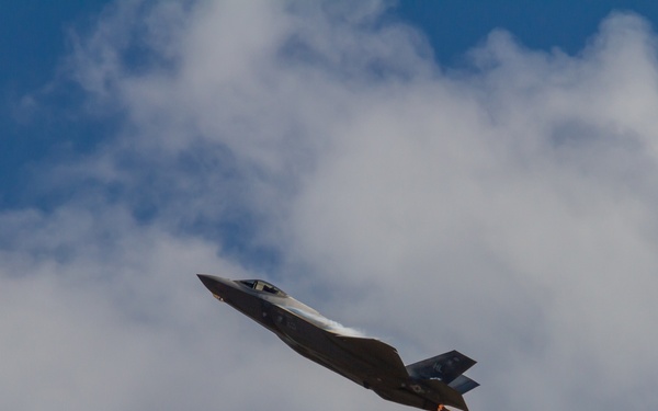 F-35 Demonstration team performs at 2022 Oregon International Airshow-McMinnville