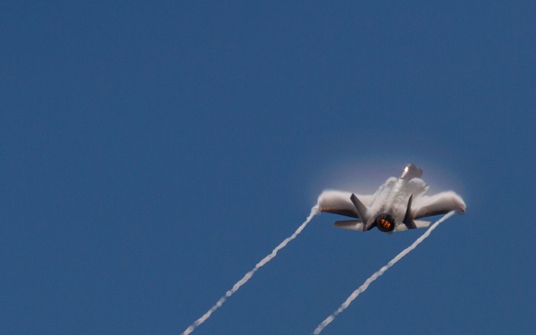 F-35 Demonstration team performs at 2022 Oregon International Airshow-McMinnville