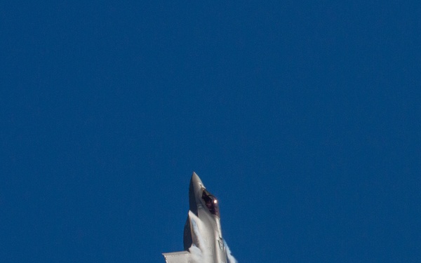 F-35 Demonstration team performs at 2022 Oregon International Airshow-McMinnville