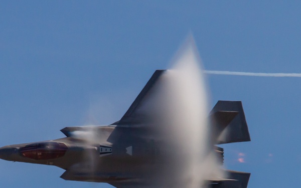 F-35 Demonstration team performs at 2022 Oregon International Airshow-McMinnville