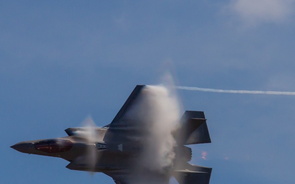 F-35 Demonstration team performs at 2022 Oregon International Airshow-McMinnville