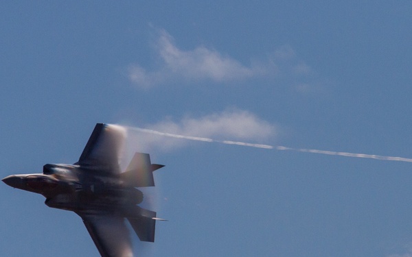 F-35 Demonstration team performs at 2022 Oregon International Airshow-McMinnville