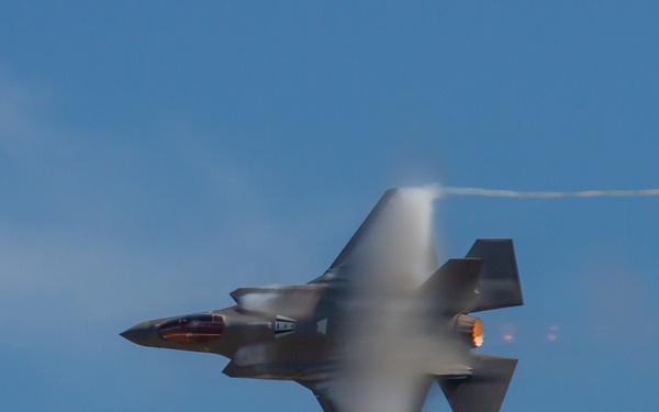 F-35 Demonstration team performs at 2022 Oregon International Airshow-McMinnville
