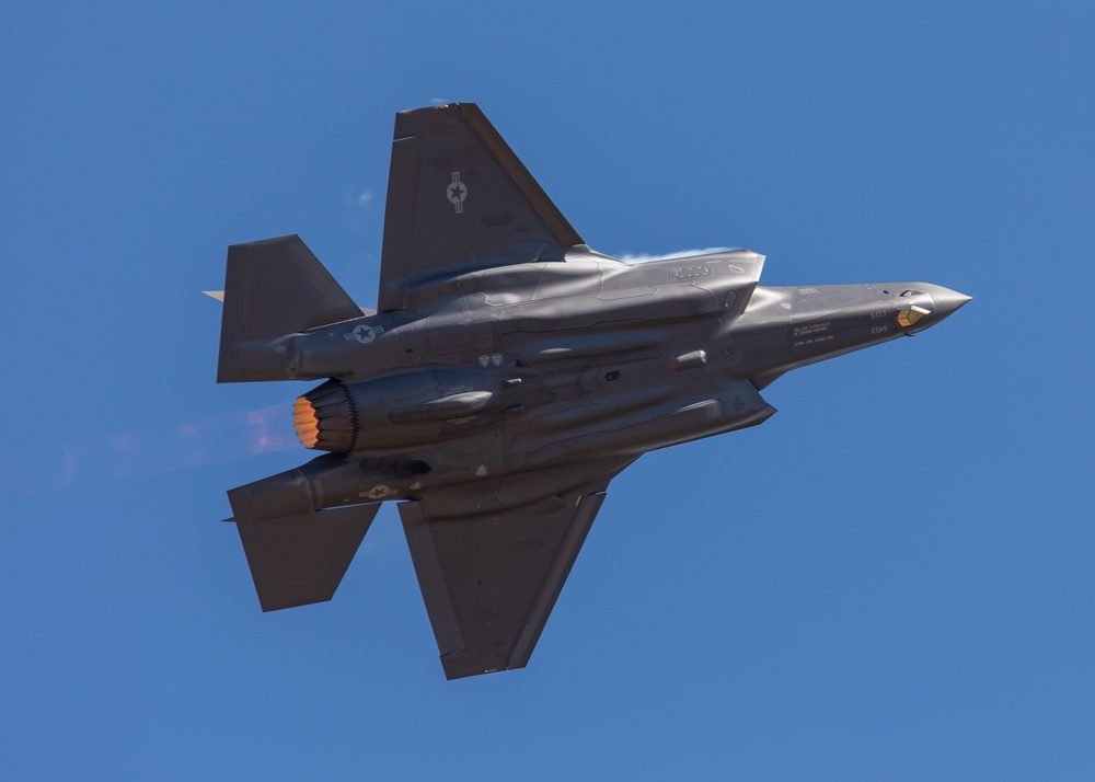 F-35 Demonstration team performs at 2022 Oregon International Airshow-McMinnville