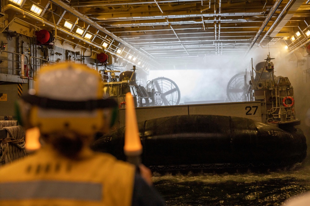 13th MEU brings LCACs aboard USS Anchorage