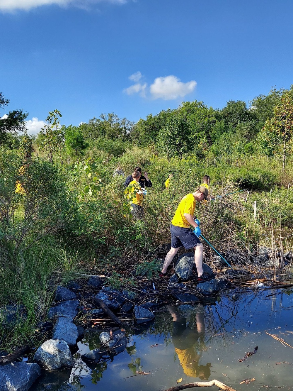 USS Carter Hall Cleans Park During Maryland Fleet Week and Flyover