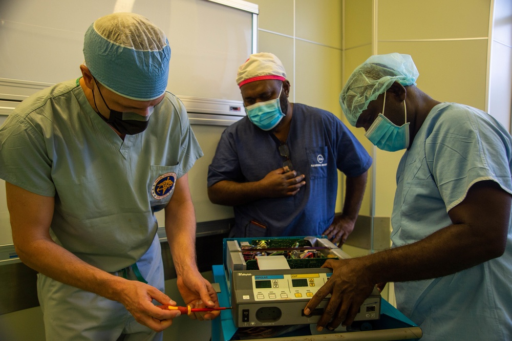 U.S. Navy doctors perform side-by-side surgery at Gizo Medical Hospital