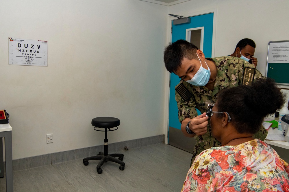 Pacific Partnership 2022 conducts optometry exams at National Referral Hospital