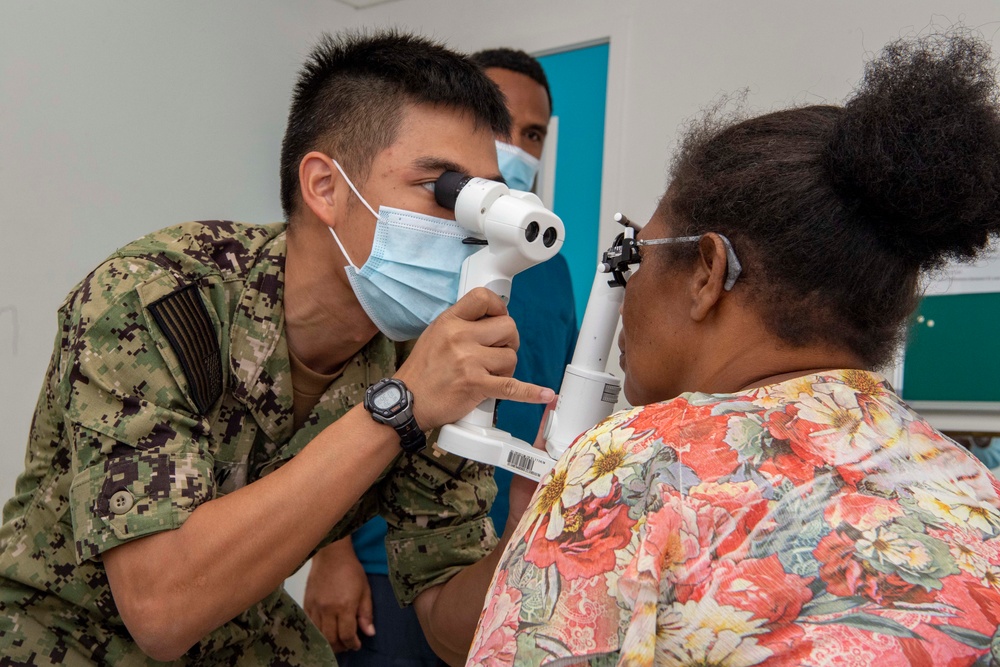 Pacific Partnership 2022 conducts optometry exams at National Referral Hospital