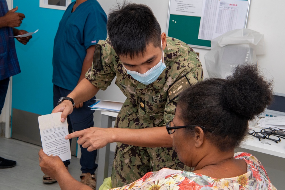 Pacific Partnership 2022 conducts optometry exams at National Referral Hospital