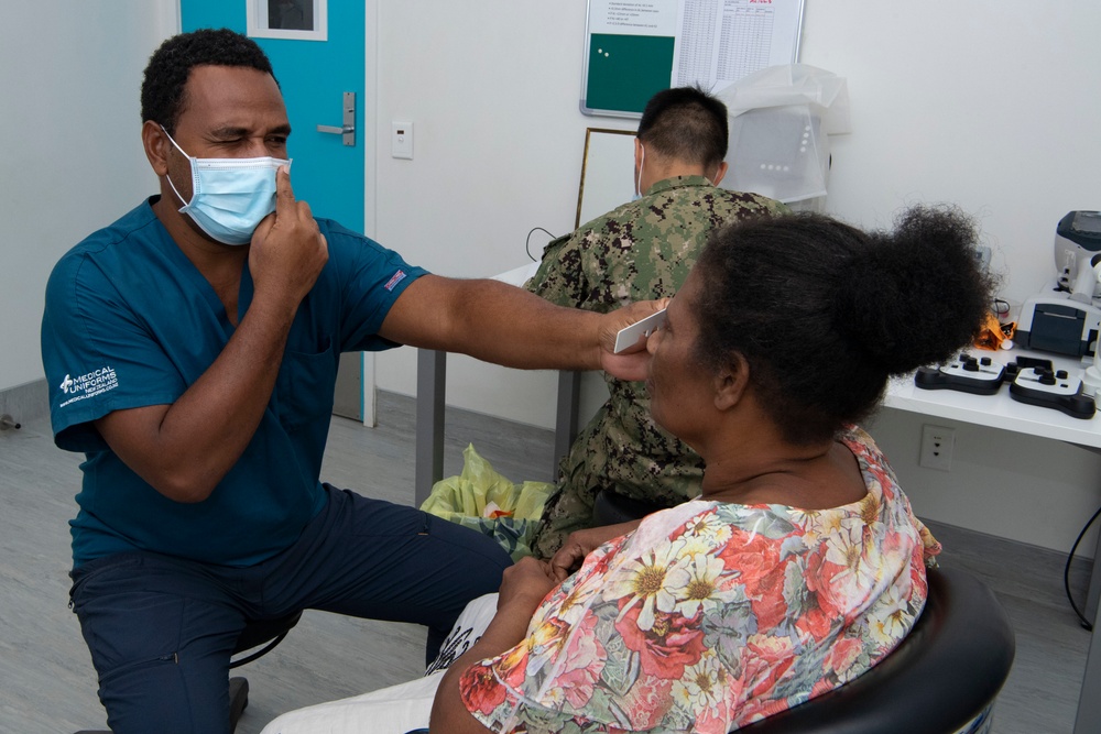 Pacific Partnership 2022 conducts optometry exams at National Referral Hospital