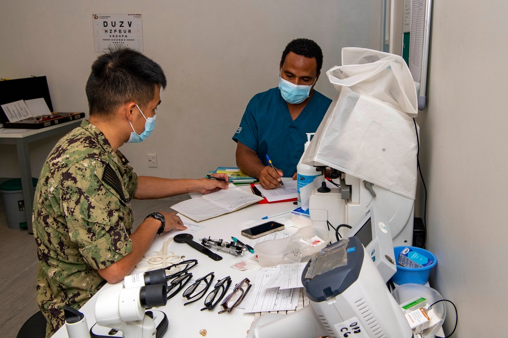 Pacific Partnership 2022 conducts optometry exams at National Referral Hospital