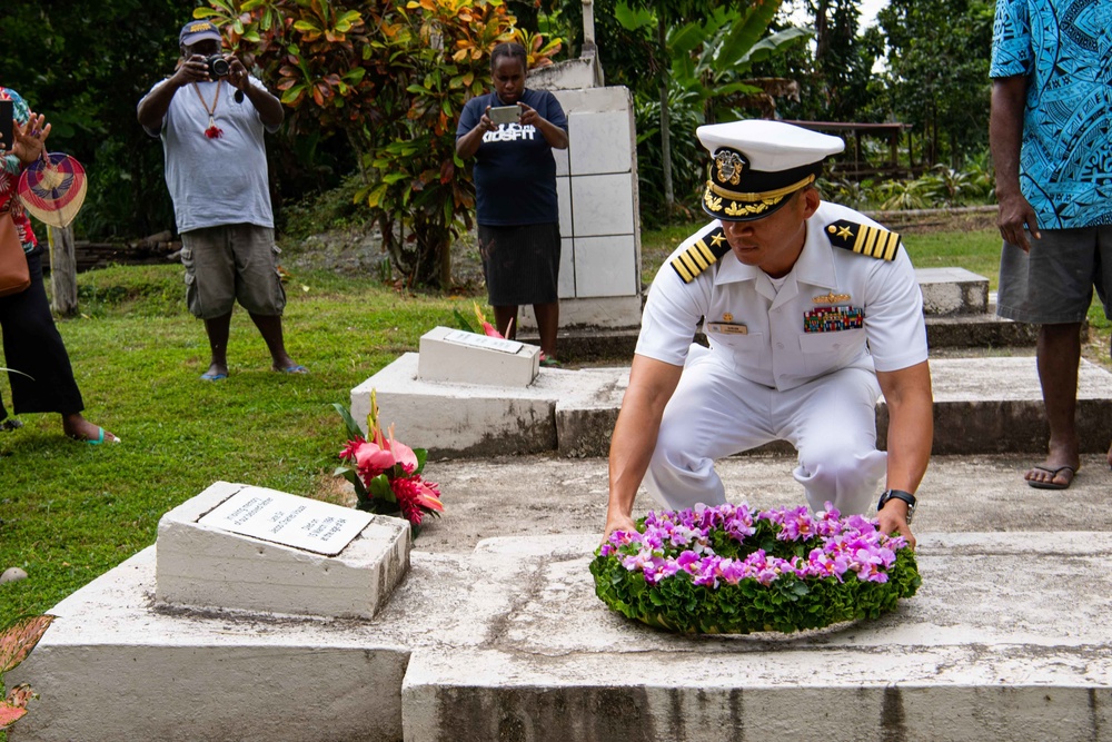 Pacific Partnership 2022 Mission Commander visits Sir Jacob C. Vouza’s grave