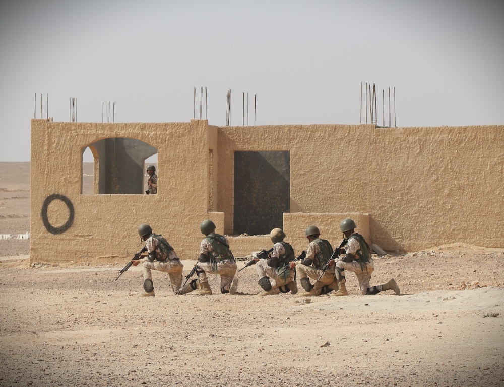 Jordanian Soldiers conduct squad-level movements during Eager Lion 2022