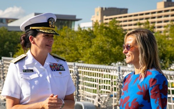 USS Minneapolis-St. Paul hosts Maryland Deputy Commerce Secretary during Fleet Week