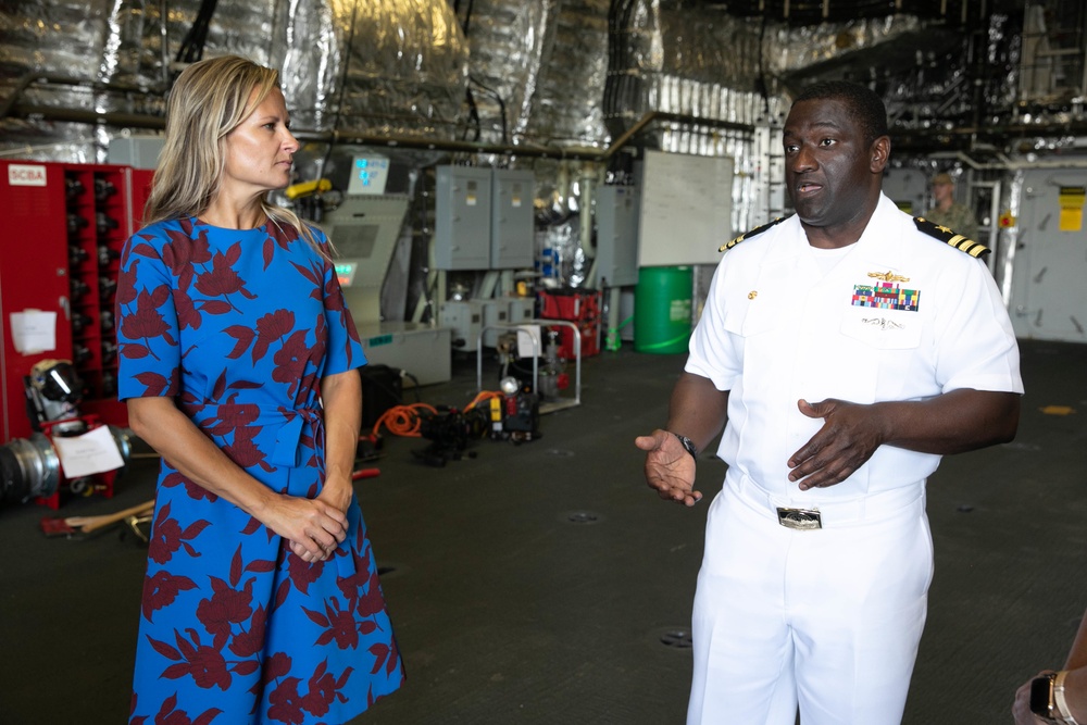 USS Minneapolis-St. Paul Hosts Women in Business Event