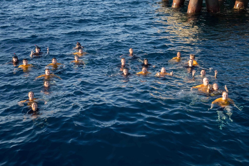 USS Nitze (DDG 94) swim call