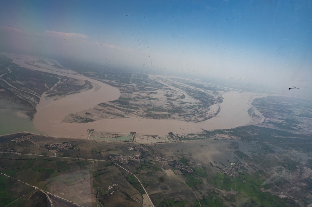 U.S. delivers aid to Pakistan