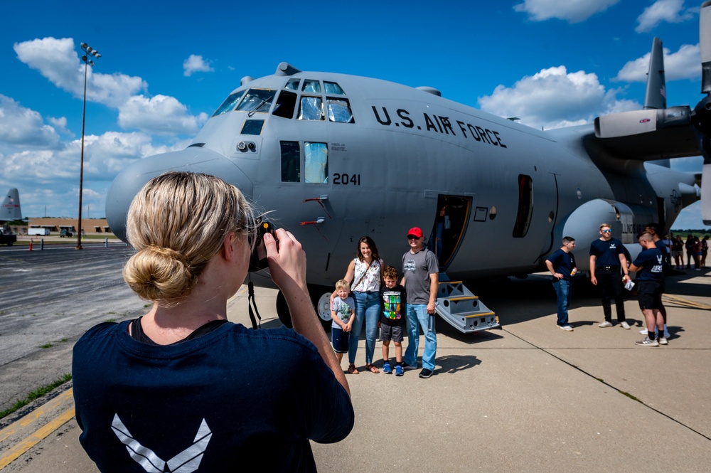 Airmen celebrate Family Day at 182nd Airlift Wing