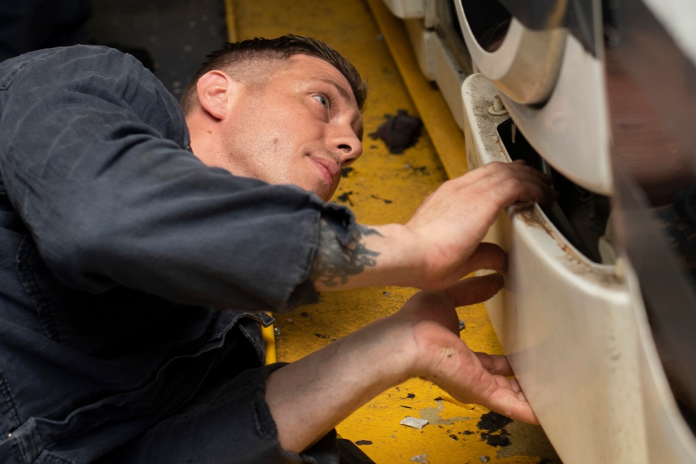 Sailors Fix washing machines