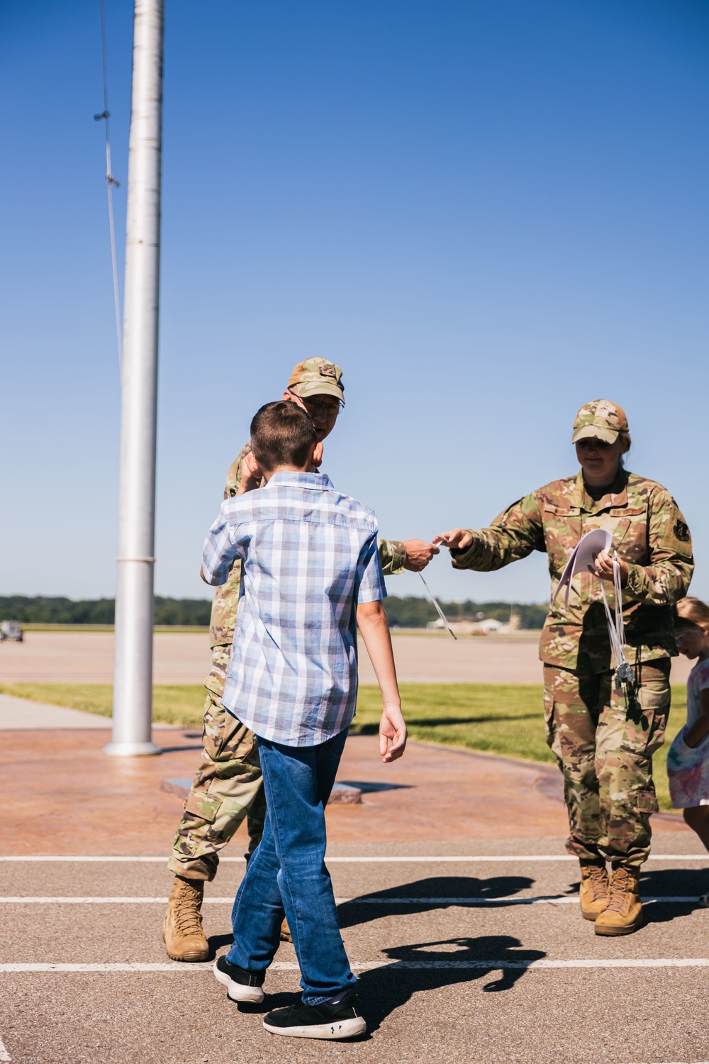 Col. Gordon Meyer presents Homefront Hero awards