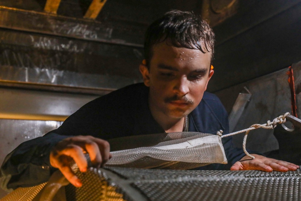 USS Higgins Conducts Routine Maintenance