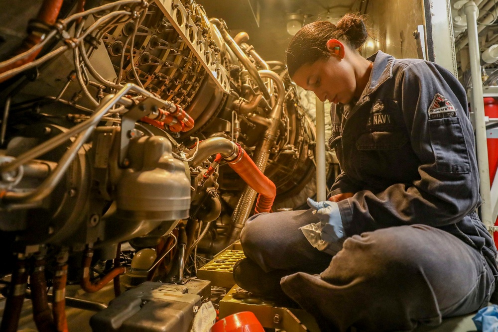 USS Higgins Conducts Routine Maintenance