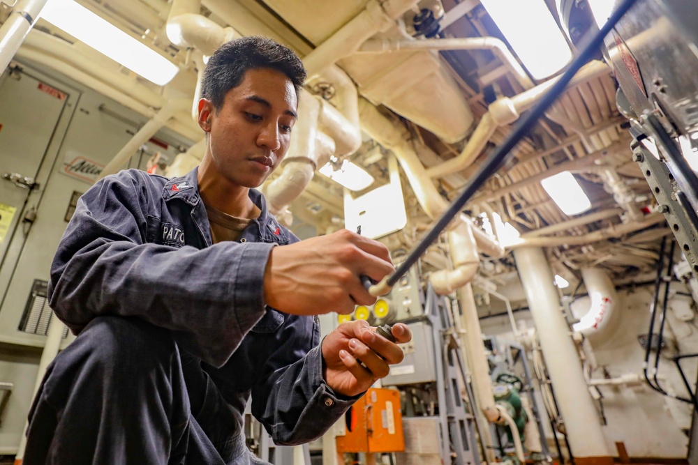 USS Higgins Conducts Routine Maintenance
