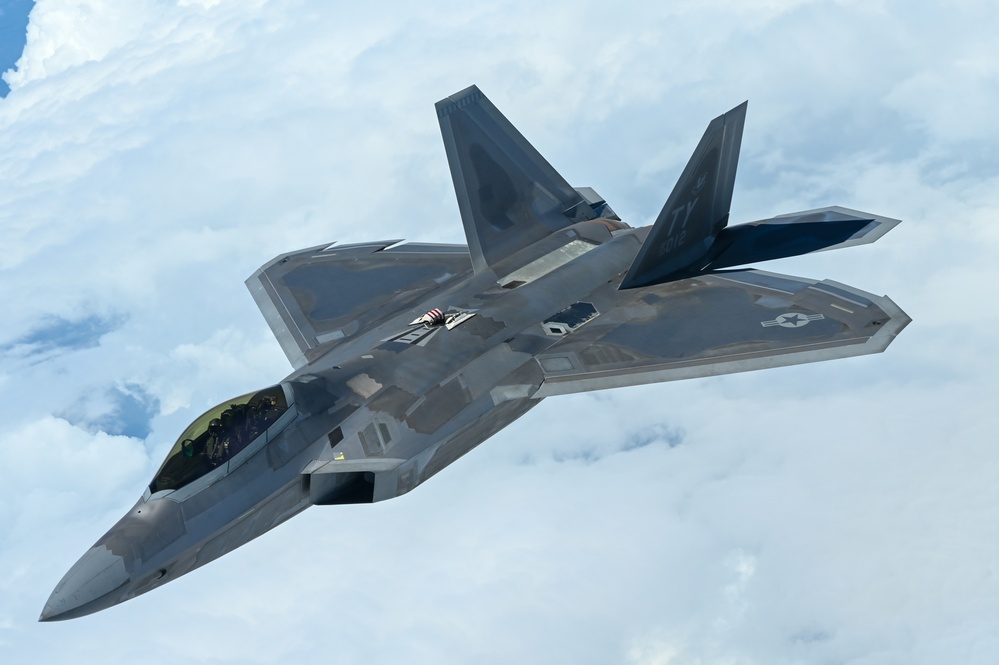 DVIDS - Images - 155th ARW refuels F-22 Demo Team [Image 1 of 6]