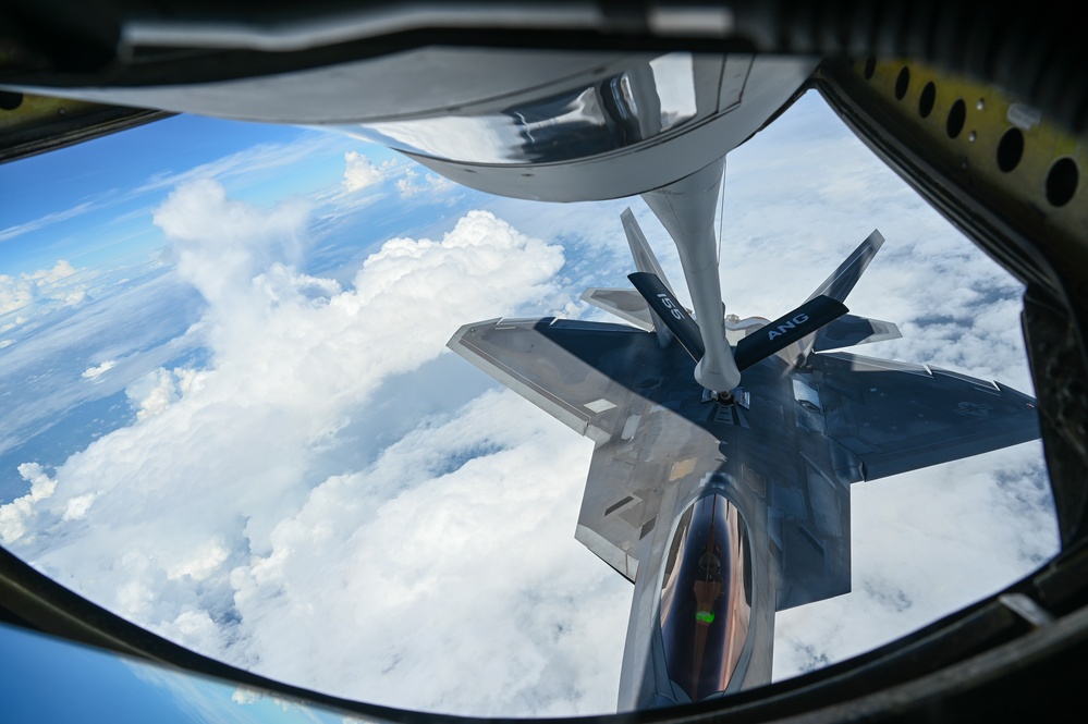 155th ARW refuels F-22 Demo Team