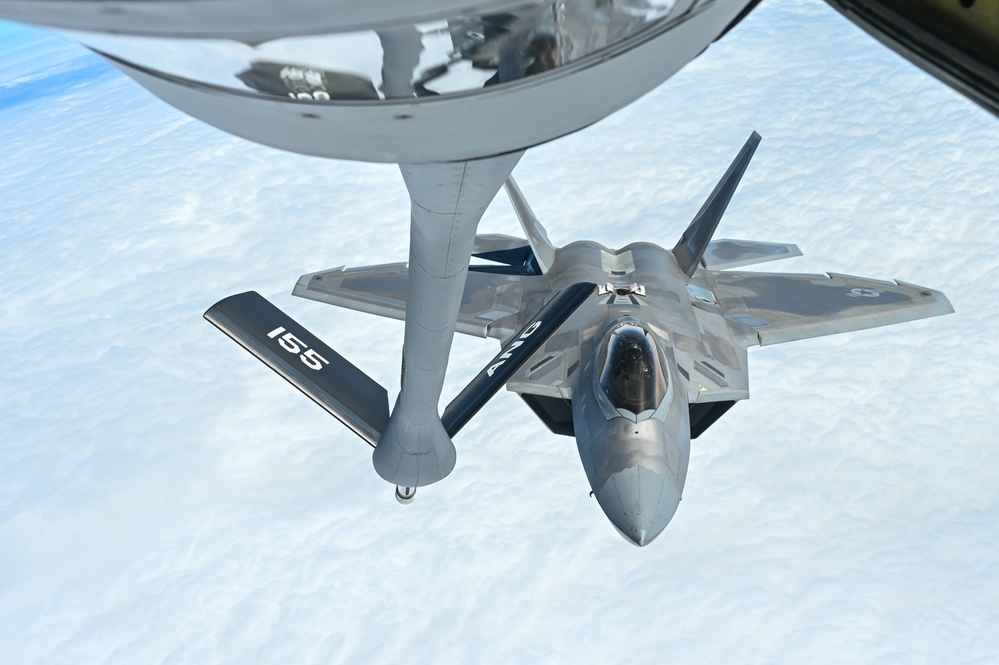 155th ARW refuels F-22 Demo Team