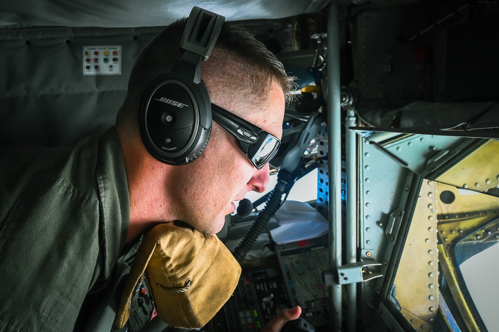 155th ARW refuels F-22 Demo Team