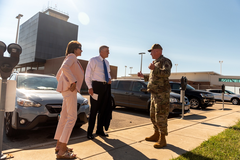 Illinois leaders announce $15 million grant for new air traffic control tower