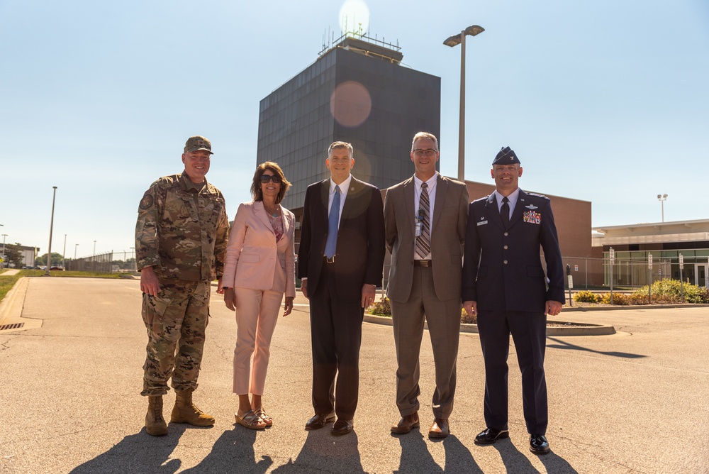 Illinois leaders announce $15 million grant for new air traffic control tower