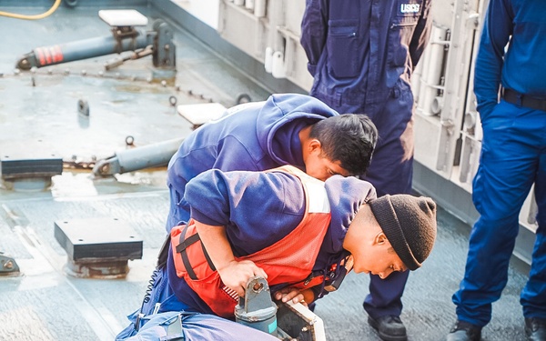 Coast Guard Cutter Stratton crew tows disabled vessel
