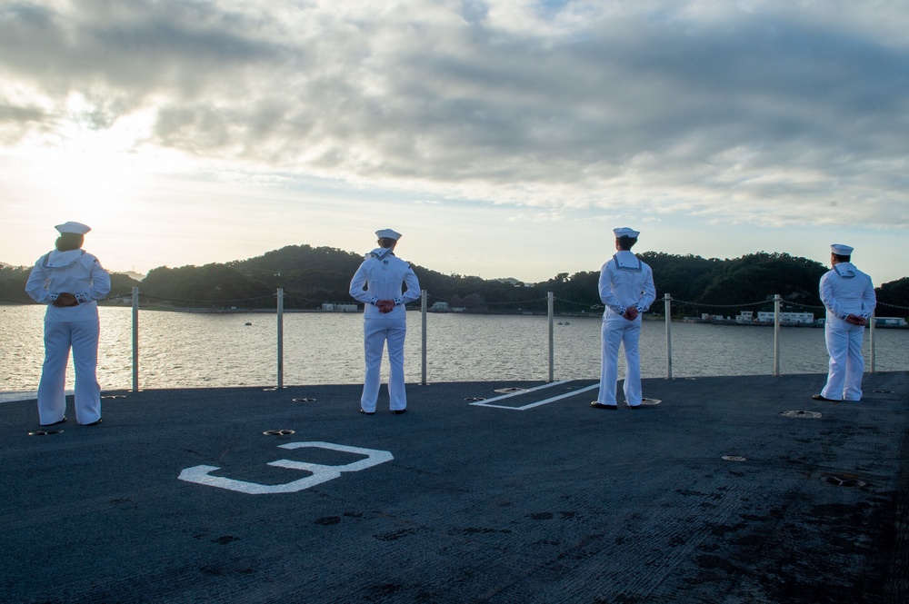 USS Ronald Reagan (CVN 76) Sailors man the rails