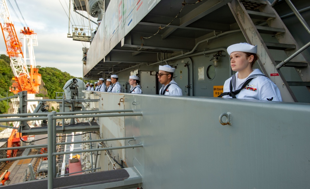 USS Ronald Reagan (CVN 76) Sailors man the rails