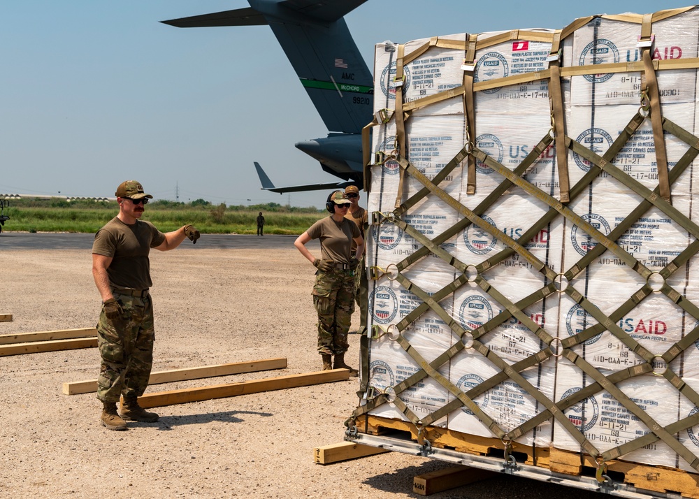 US delivers AID to Pakistan