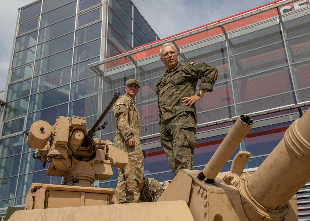 Distinguished Guests Visit U.S. Soldiers at MSPO 2022 Tradeshow in Poland