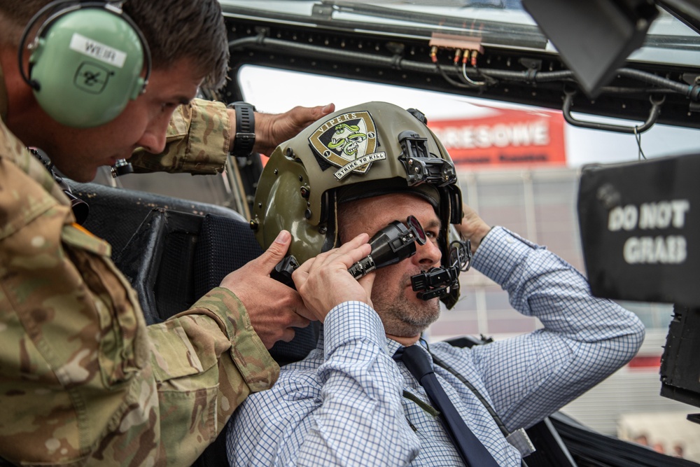Distinguished Guests Visit U.S. Soldiers at MSPO 2022 Tradeshow in Poland