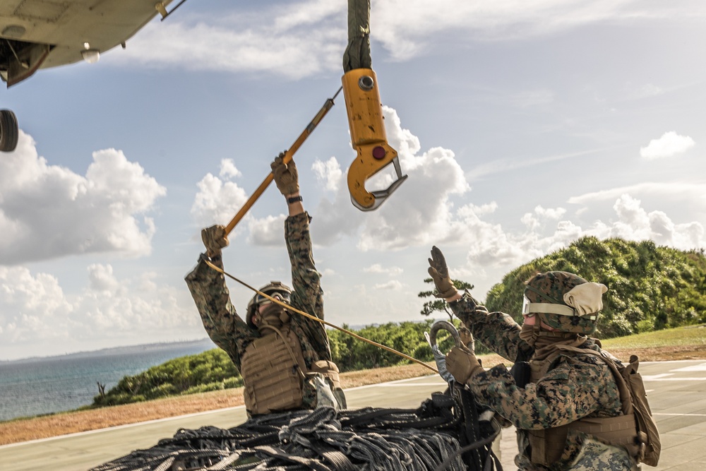 VMM-265 Conducts External Lift Training